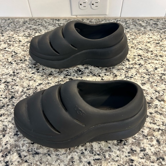 Authentic UGG clogs - Picture 2 of 5